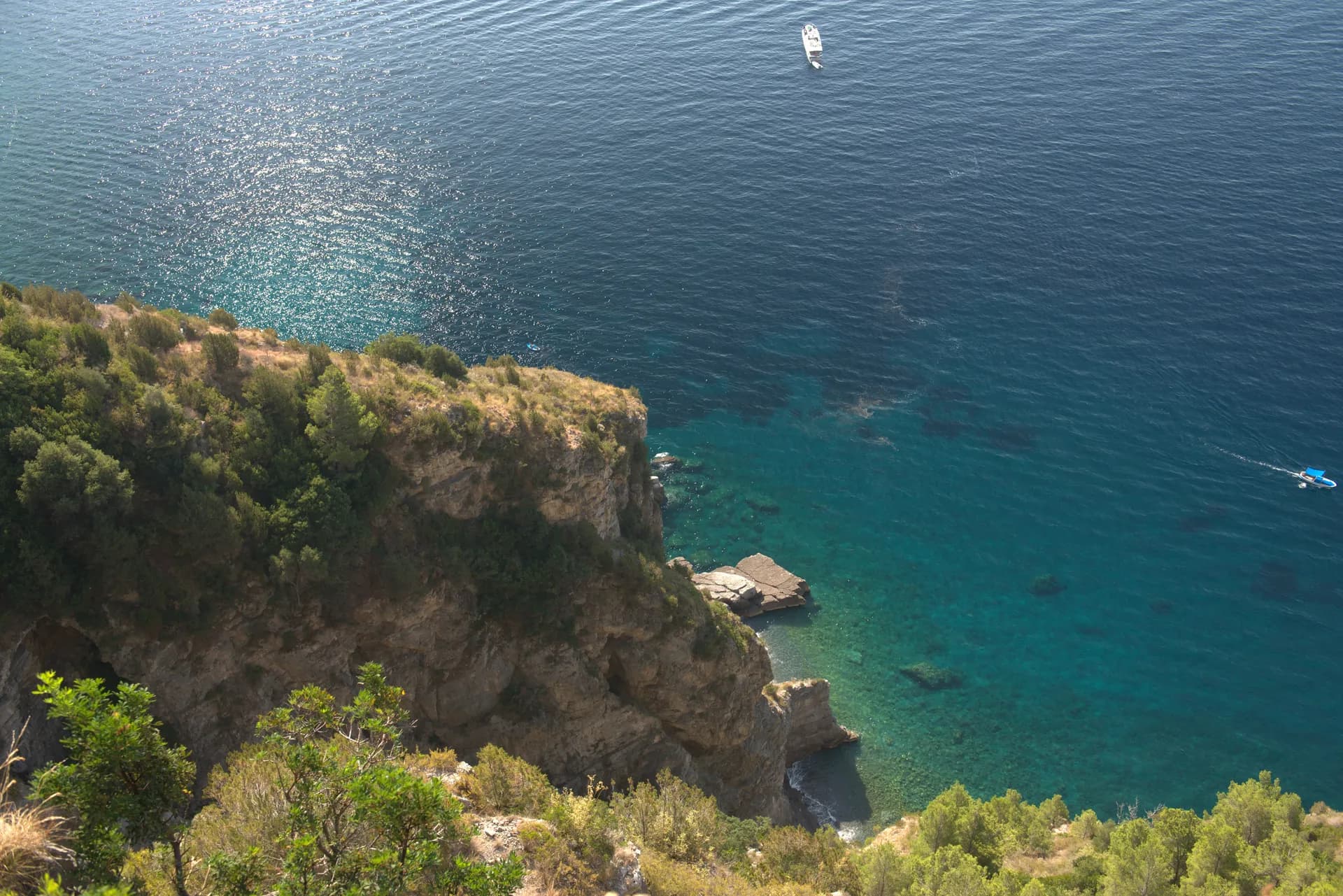 cliff and blue water off of the Amalfi Coast