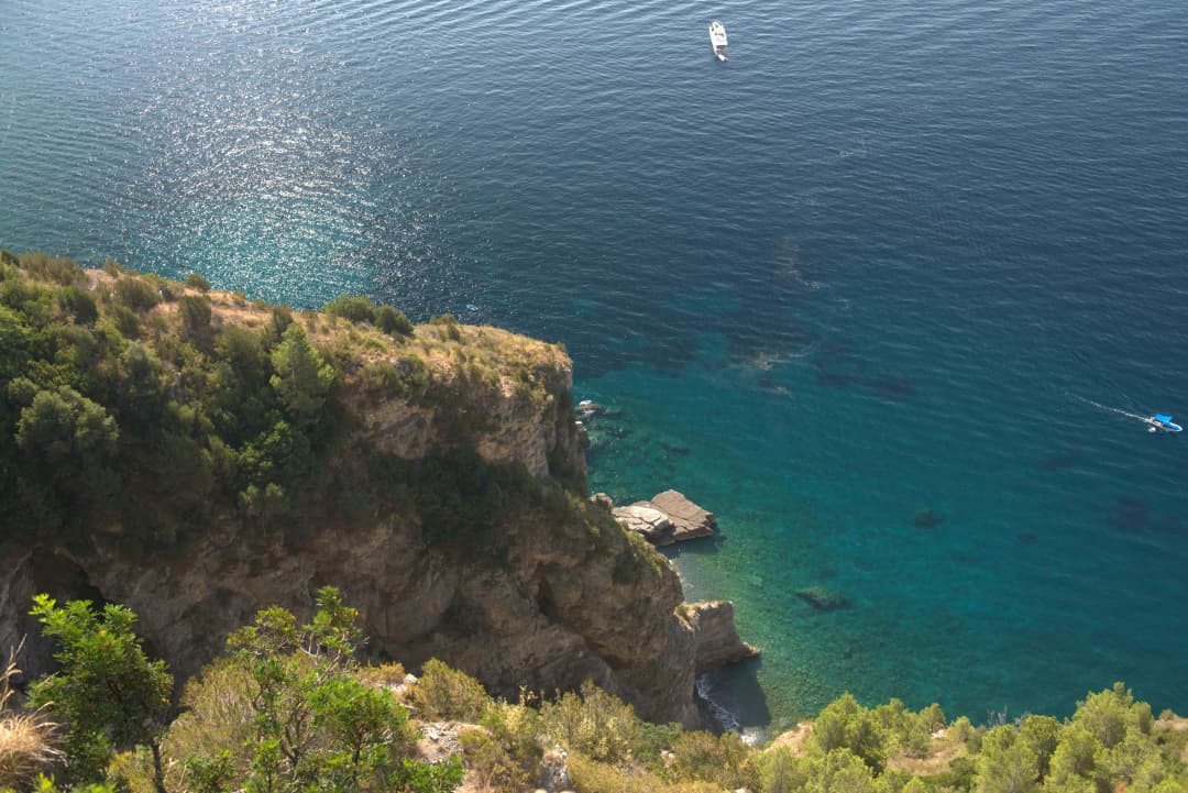 cliff and blue water off of the Amalfi Coast